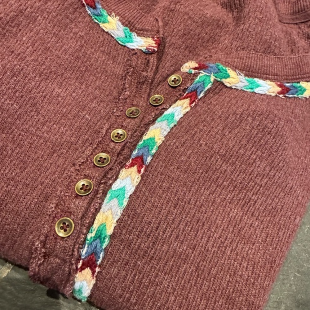 We the free thermal top with really fun details-zoom in to see all the angles👀